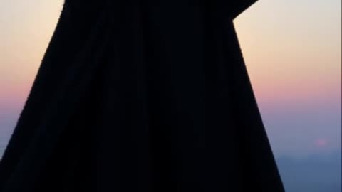 Volverse quien uno es no significa cambiar, sino despojarse de lo falso. — Inspirado en Nietzsche