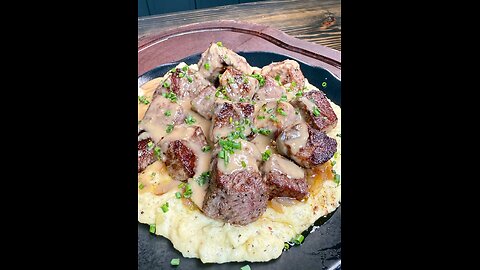 Steak Bites with Mashed Potatoes and Gravy