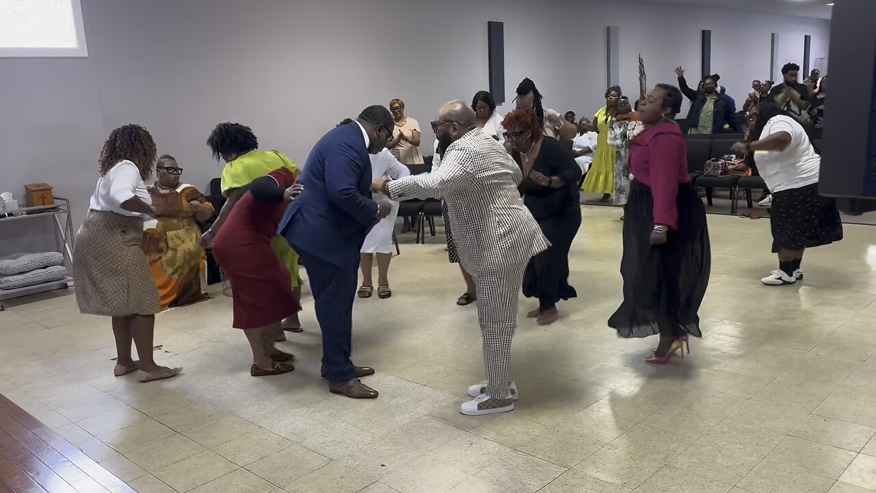 Praise your way out!! #praisebreak 💃🏽💃🏽🕺🏾🕺🏾