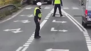 Kolczatka nie dała rady, ale pewnie któryś ze strzałów trafił w oponę i zatrzymanie