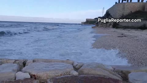 Meteo Puglia, spettacolare mareggiata sulla costa di Bisceglie