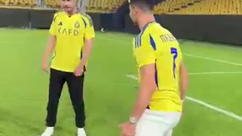 Ronaldo Teaches How To SIUU