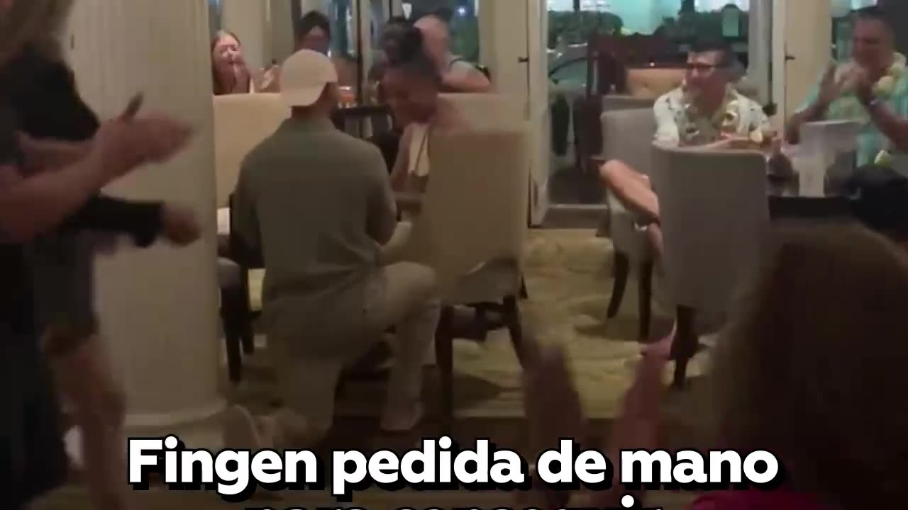 Pareja casada simula una propuesta en un restaurante de Hawái para obtener tragos gratis