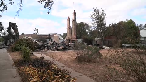 Australian bushfires raze homes, cut power to tens of thousands