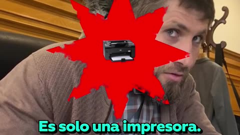 Un pequeño 'aprendiz' se asusta con el sonido de la impresora
