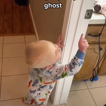 TODDLER SEES A GHOST