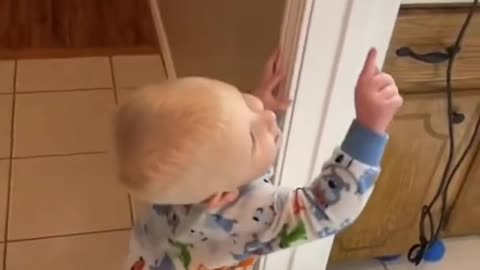 TODDLER SEES A GHOST