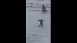 Vientos de 58 km/h casi hacen 'volar' a los niños en Siberia