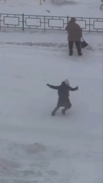 Vientos de 58 km/h casi hacen 'volar' a los niños en Siberia