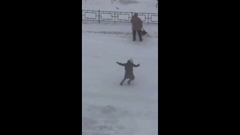 Vientos de 58 km/h casi hacen 'volar' a los niños en Siberia