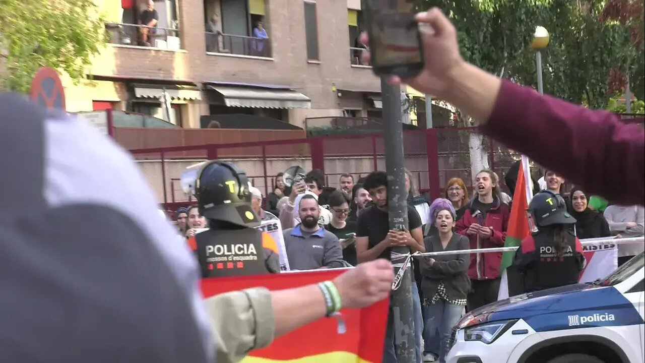 VOX y vecinos de Sabadell frente a una turba de inmigrantes islamistas pro-islamización escolar