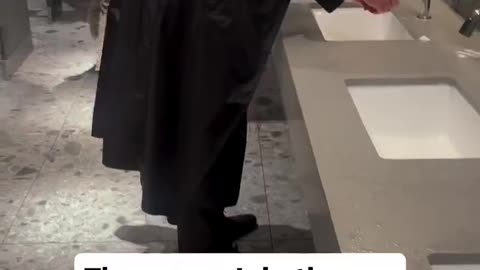 Jew in the female bathroom | “The women's bathroom was promised to him 3000 years ago.“