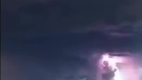 DEW？ HAARP？ MASS LIGHTNING FROM THE SKY CAPTURED BY PILOT