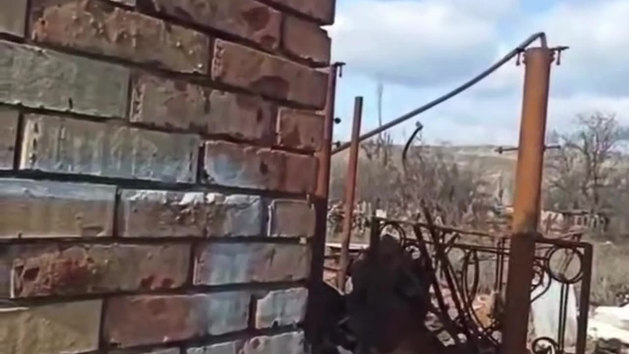 Toretsk. Our fighter throws TM into the hut