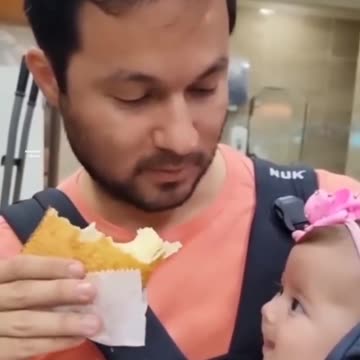 Funny video of the child's father eating in front of the child video 2025 skc.com 121