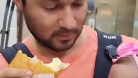 Funny video of the child's father eating in front of the child video 2025 skc.com 121