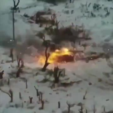 Russia's best tank T-90M getting lit up by US Bradly, 25 mm cannon