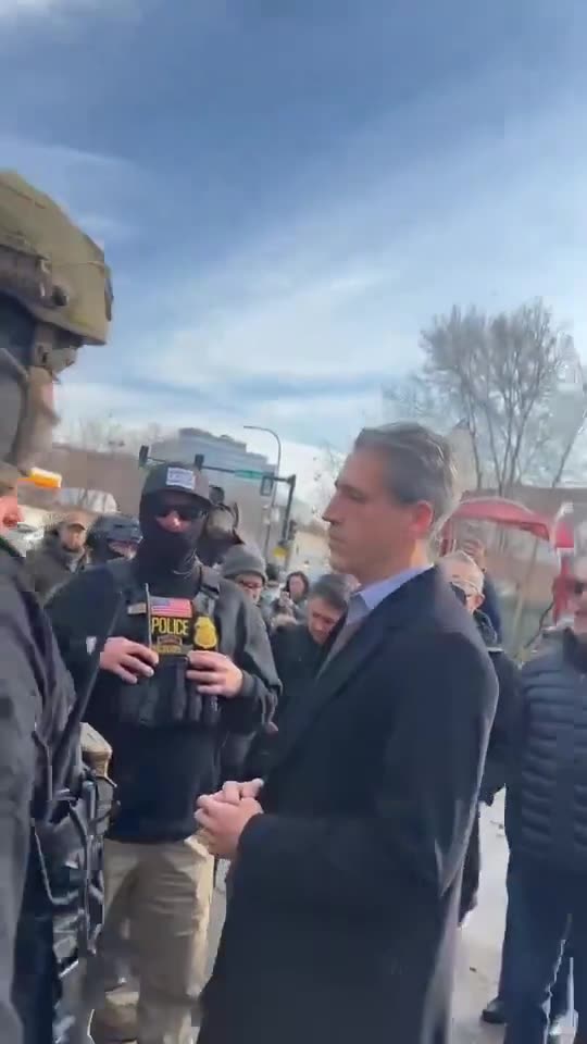 Thị trưởng đảng Dân chủ của Evanston, IL và ứng cử viên Quốc hội Daniel Biss đã bị phát hiện GÂY RỐI