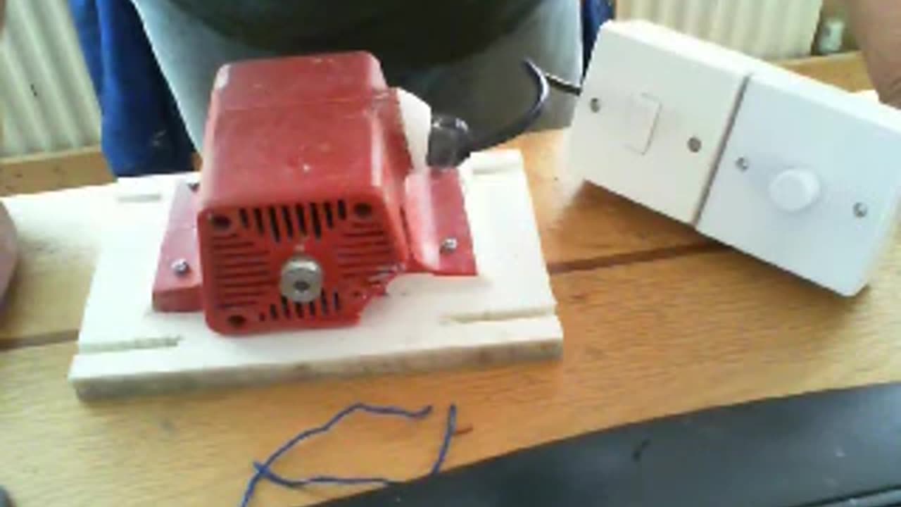 How to build your own Van Der Graaf Generator - motor wiring 2