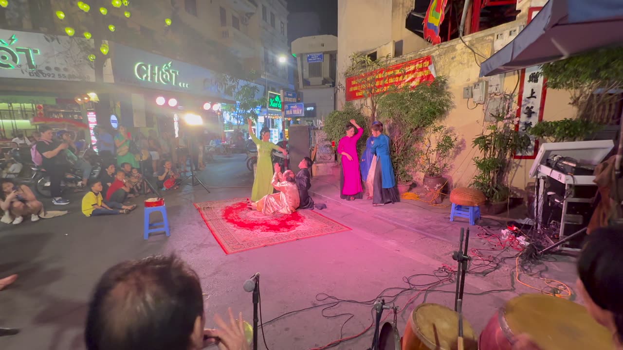Street performers in Hanoi, Vietnam