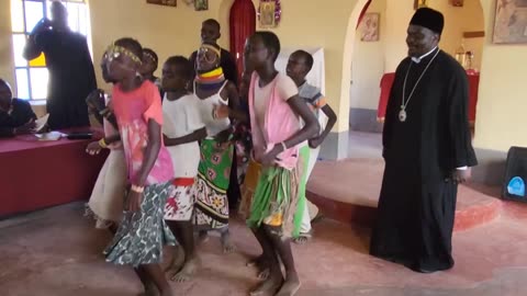 Episcot,popi Eretici Ecumenisti si copii din Africa Danseaza=se inchina la idoli/DRACI in "biserica"