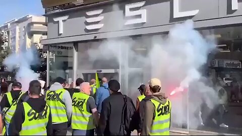 🇫🇷In Saint-Ouen, France, more than 60 activists from the French railway workers'