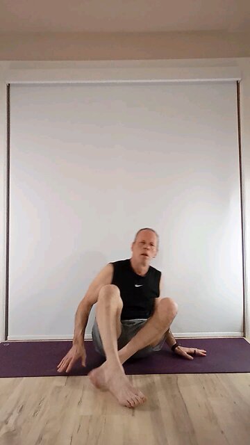 Eight Angle / Astavakrasana