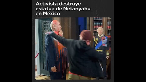 Activista destruye a martillazos figura de cera de Netanyahu en México