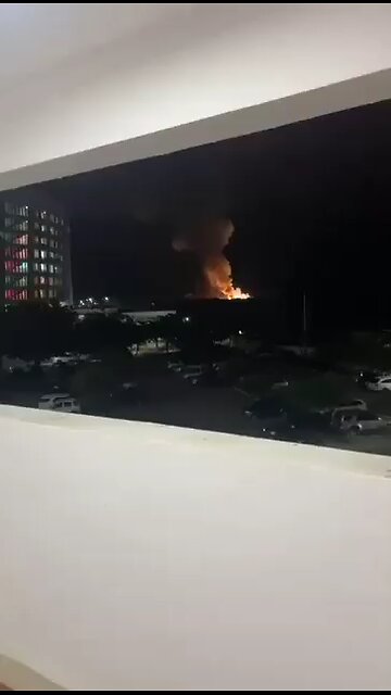 🇺🇸❌🇻🇪❗️ — Video shows the CLOSEST AIR STRIKE near the Fort Tiuna, the Headquarters of