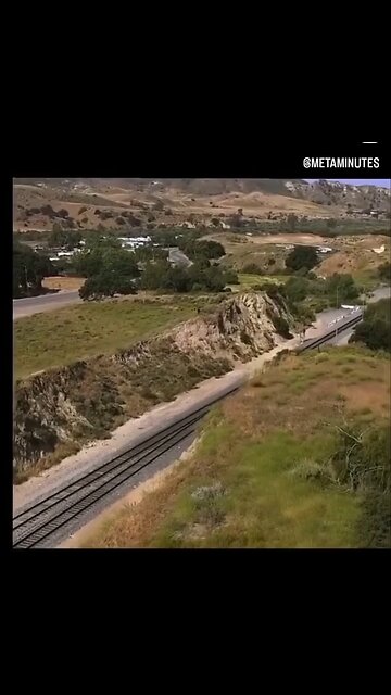 Guy jumps a massive gap to escape cops