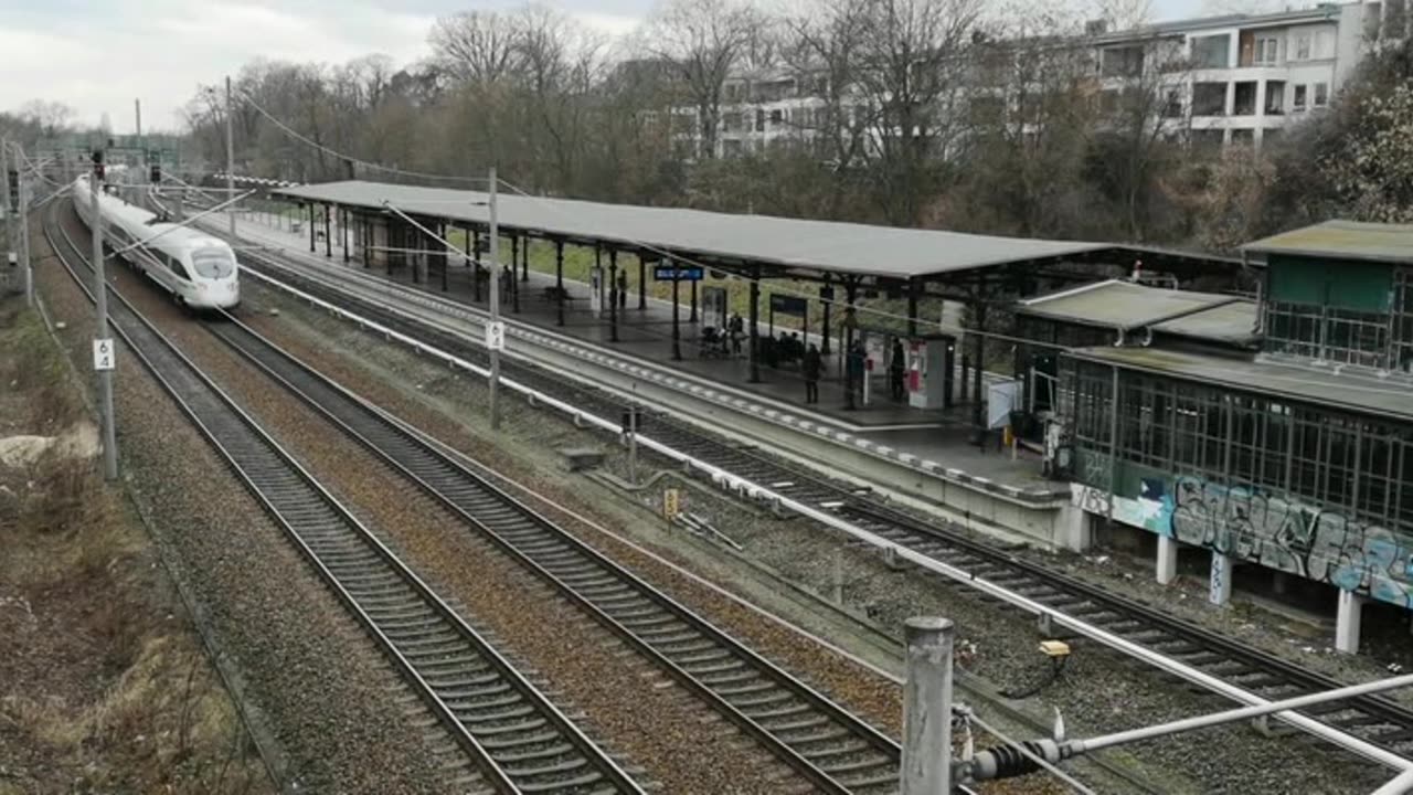 Staničné budovy (Вокзали, автор. пісня)