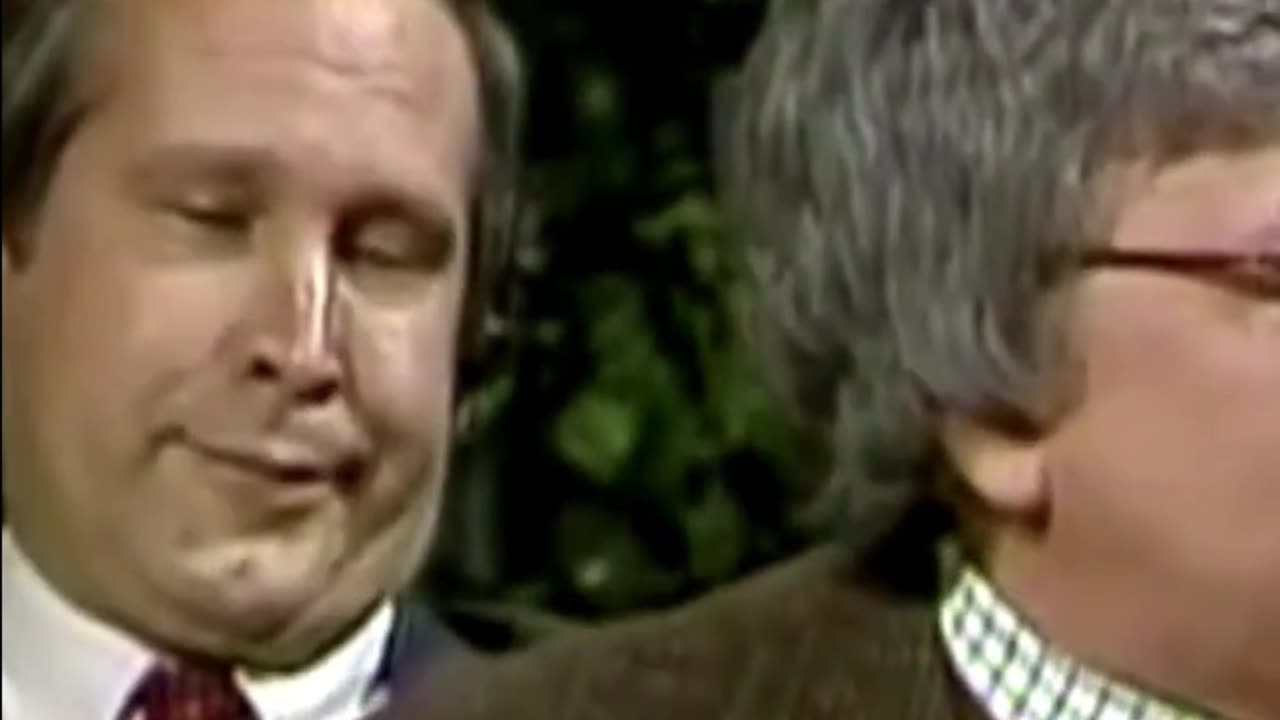 Chevy Chase pranks Roger Ebert on Johnny Carson #tonightshow #johnnycarson