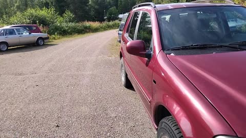 Autokauppaa katselemassa