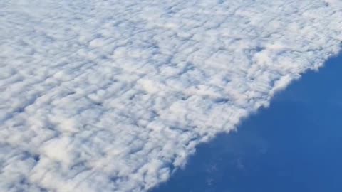 Natural clouds are shaped like white cotton balls.☁️