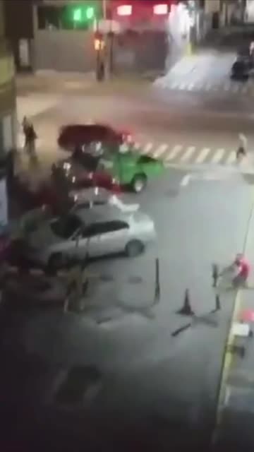 Armed men seen on the streets of Caracas amid heavy gunfire near Miraflores Presidential Palace