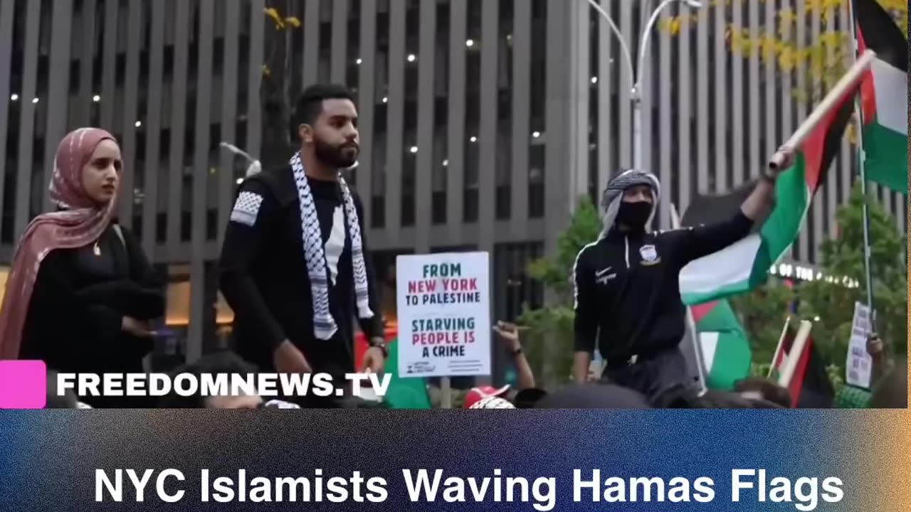 🚨 BREAKING: A crowd of Islamists in NYC, waving Hamas flags, threatens attacks in the US.