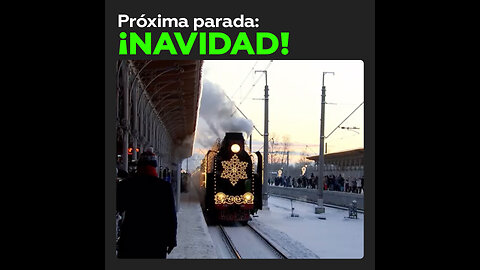 El tren festivo de Papá Noel llega a San Petersburgo, Rusia