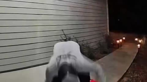 DoorDash driver drops wings on pavement then puts it back in container, licks fingers