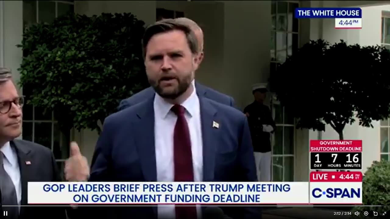 🚨BREAKING: JD Vance vừa xác nhận rằng ông và TT. Trump sẽ không nhượng bộ Schumer hay Jeffries.