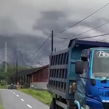 Shpërthim i vullkanit Semeru në Indonezi, evakuohen qindra banorë
