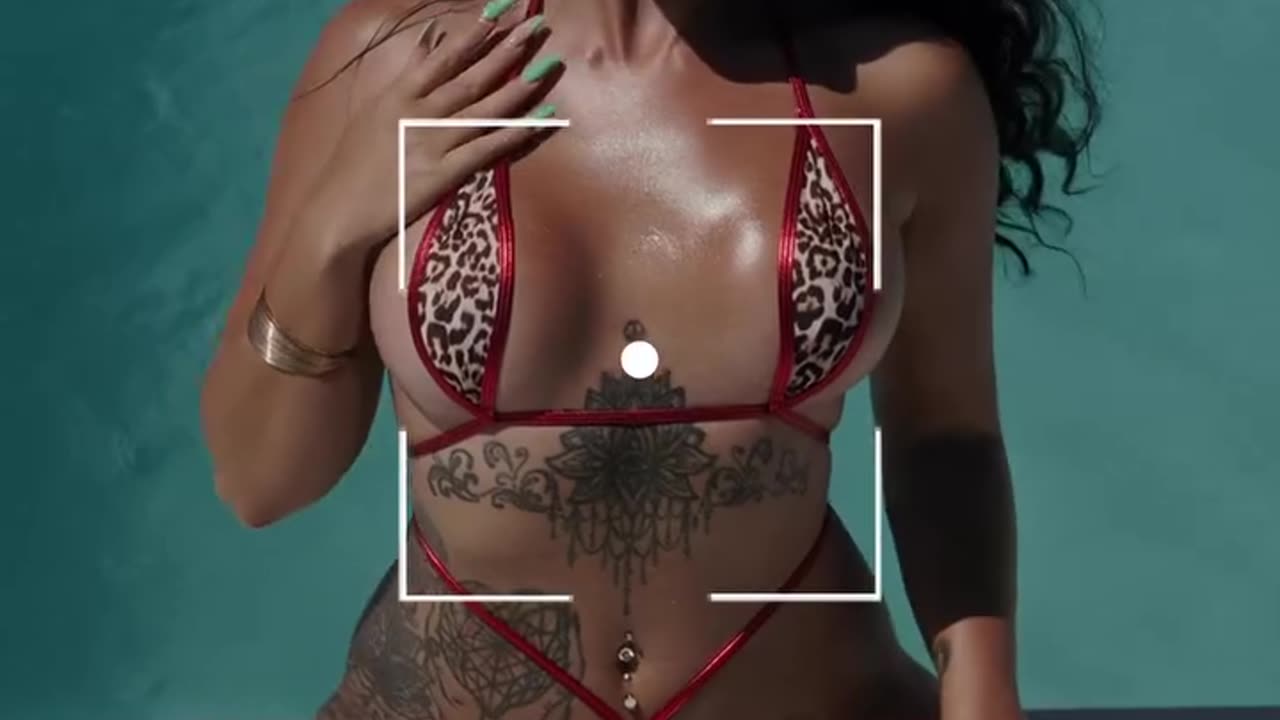 I like to pose in sexy bikinis