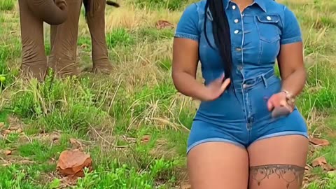 When Your Dance Steals the Spotlight… Even the Elephant Can’t Look Away 🐘🔥