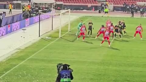 PSV's Joey Veerman Assist From Corner after Crvena Zvezda Fans Throw Snowballs at Him