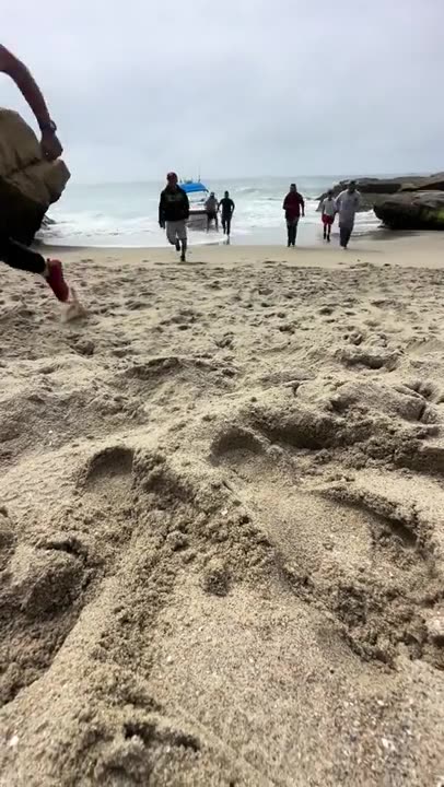 Illegals invading america and ditch their boat....