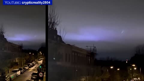 Un vaisseau spatial avec des lumières clignotantes dans le ciel de Londres ...