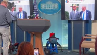 🤣The White House now playing Hakeem Jeffries sombrero meme ON LOOP in briefing room