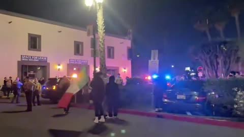 Anti-ICE Protesters Gather in Lynwood, CA - TSA Officers Eating MISTAKEN for ICE