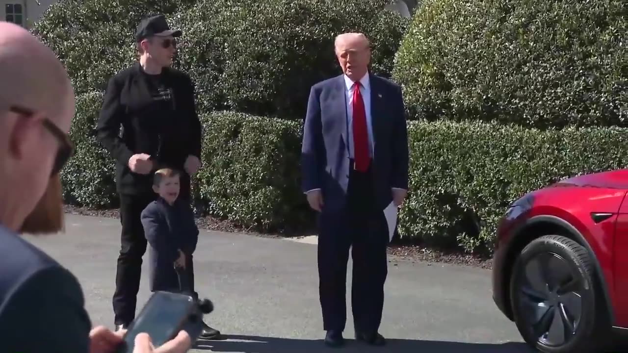 🚨🔥President Trump buys a Tesla: "Number one, it's a great product