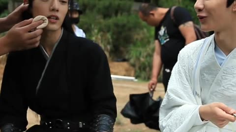 “Lan Zhan, You’ve Got This!” Wei Wuxian Is Way Too Cute on Set 🥹