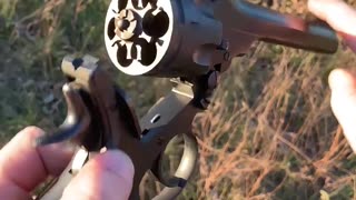 这后坐力你握得住吗 #国外合法拍摄国内请勿模仿 #武器科普 #实弹射击 #男人减速带 #靶场射击